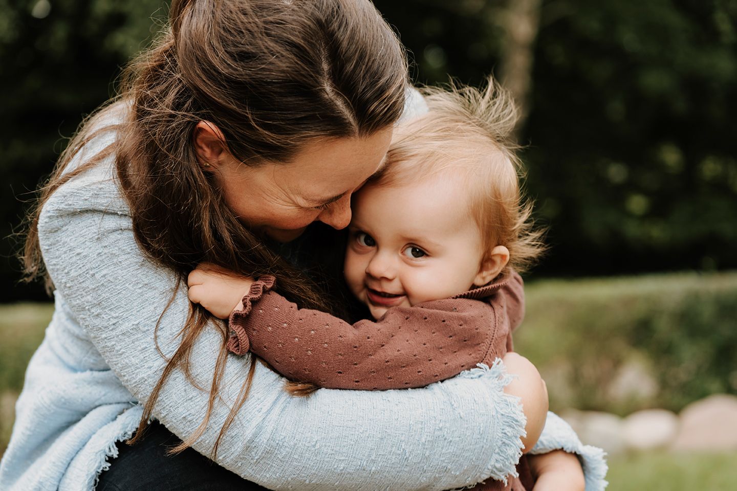 Familiefotografering i Aalborg med naturligt lys og roligt udtryk.