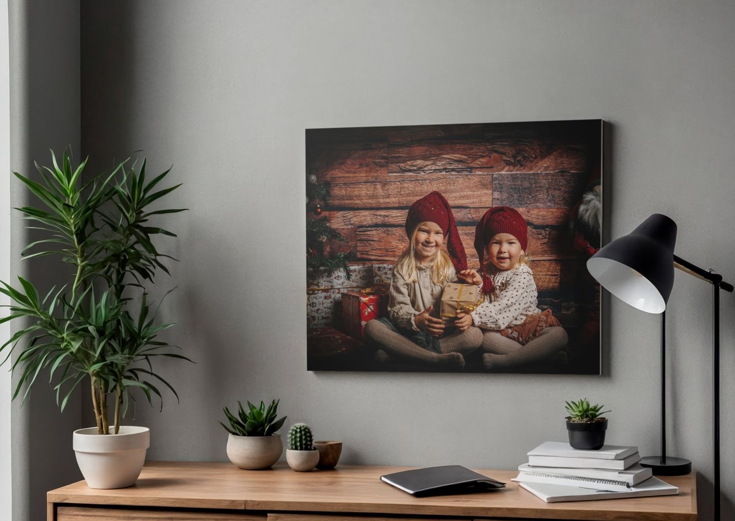 Over et skrivebord hænger et stort klassisk julebillede, taget af fotograf i Aalborg.