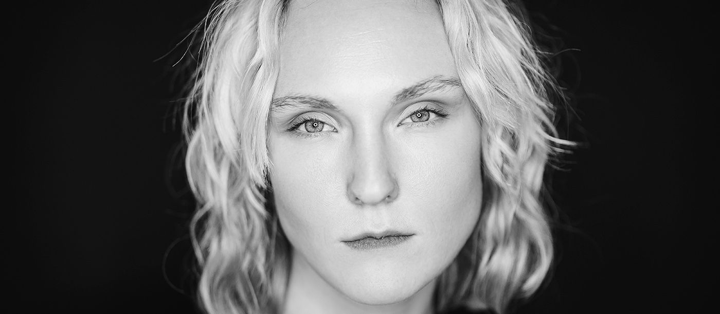 Smukt closeup-portræt af en ung kvinde, i lyse gråtoner og klassisk hollywood-stil, taget af fotograf Aalborg JOEhansenFOTO.