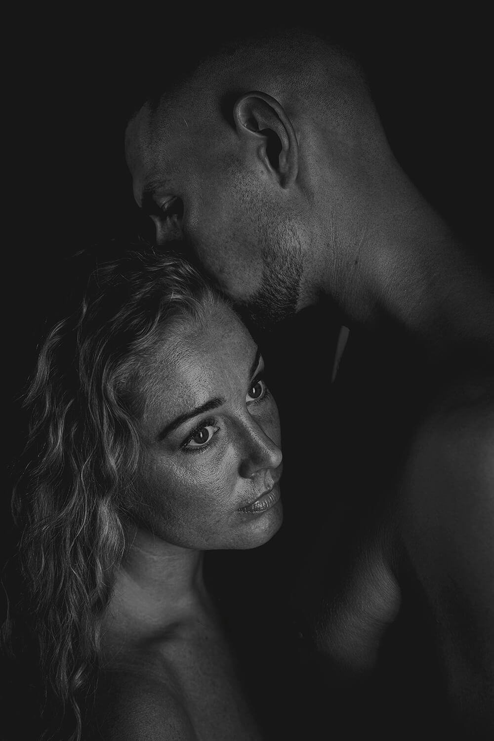 Sensuelt sort-hvid boudoirbillede af par fotograferet i Aalborg med fokus på nærhed, ro og intimitet.