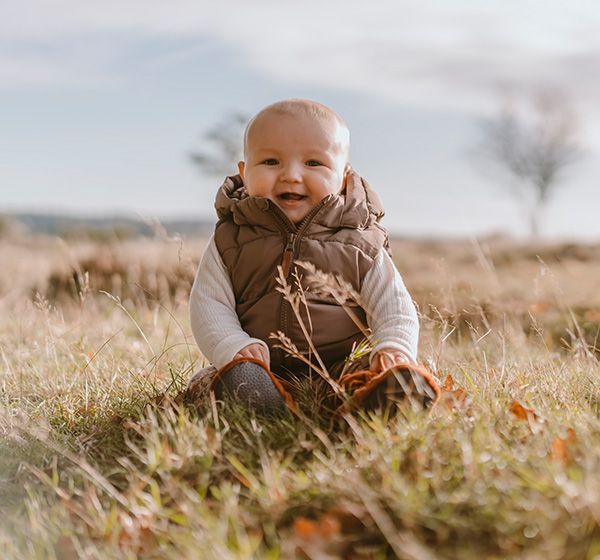 Naturligt børnefoto taget af fotograf i Aalborg med fokus på nærvær og ægte øjeblikke.