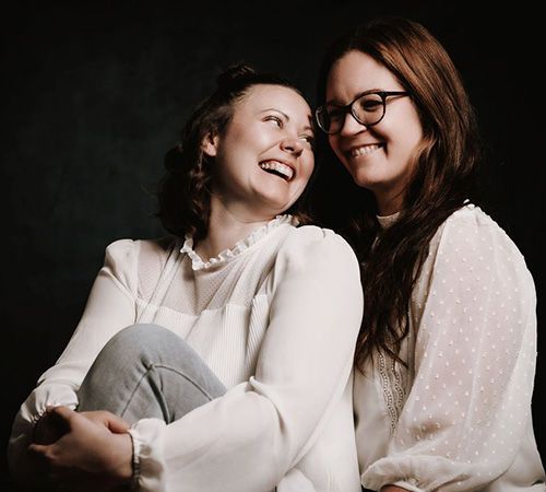Naturligt portrætfoto af to veninder taget af fotograf i Aalborg med fokus på ægte smil.