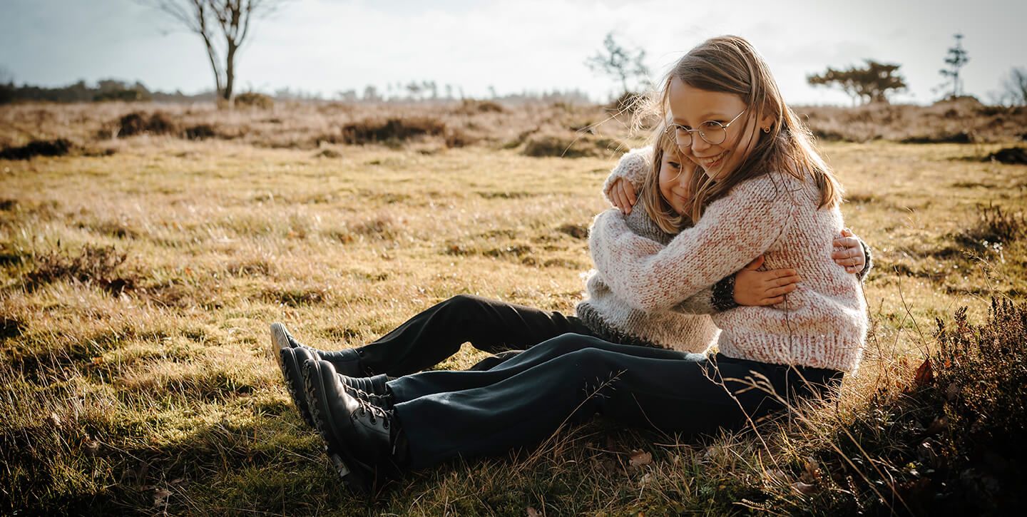 Fotograf Aalborg og Nordjylland laver familiebilleder og børnefotos. Som her et portræt af søskende i efterårsnatur med varme og nærvær.