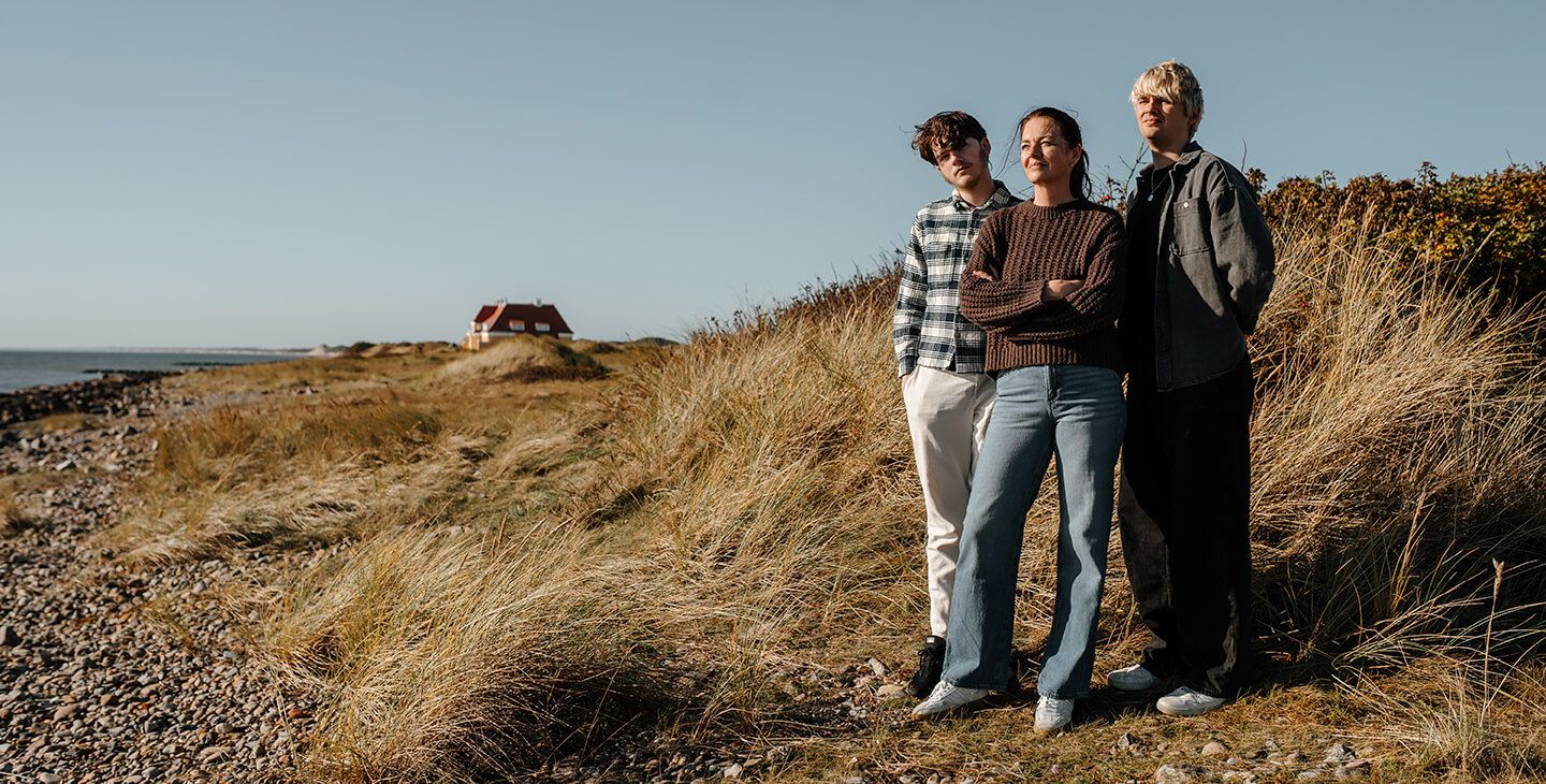 Naturligt familiefotografi af mor og to børn taget udendørs i Nordjylland af familiefotograf i Aalborg.