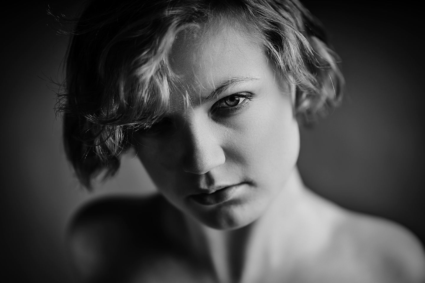 Modelfotograf Aalborg - Sort/hvidt closeup portræt af en ung kvinde med bare skuldre, taget af fotograf i Aalborg, JOEhansenFOTO.