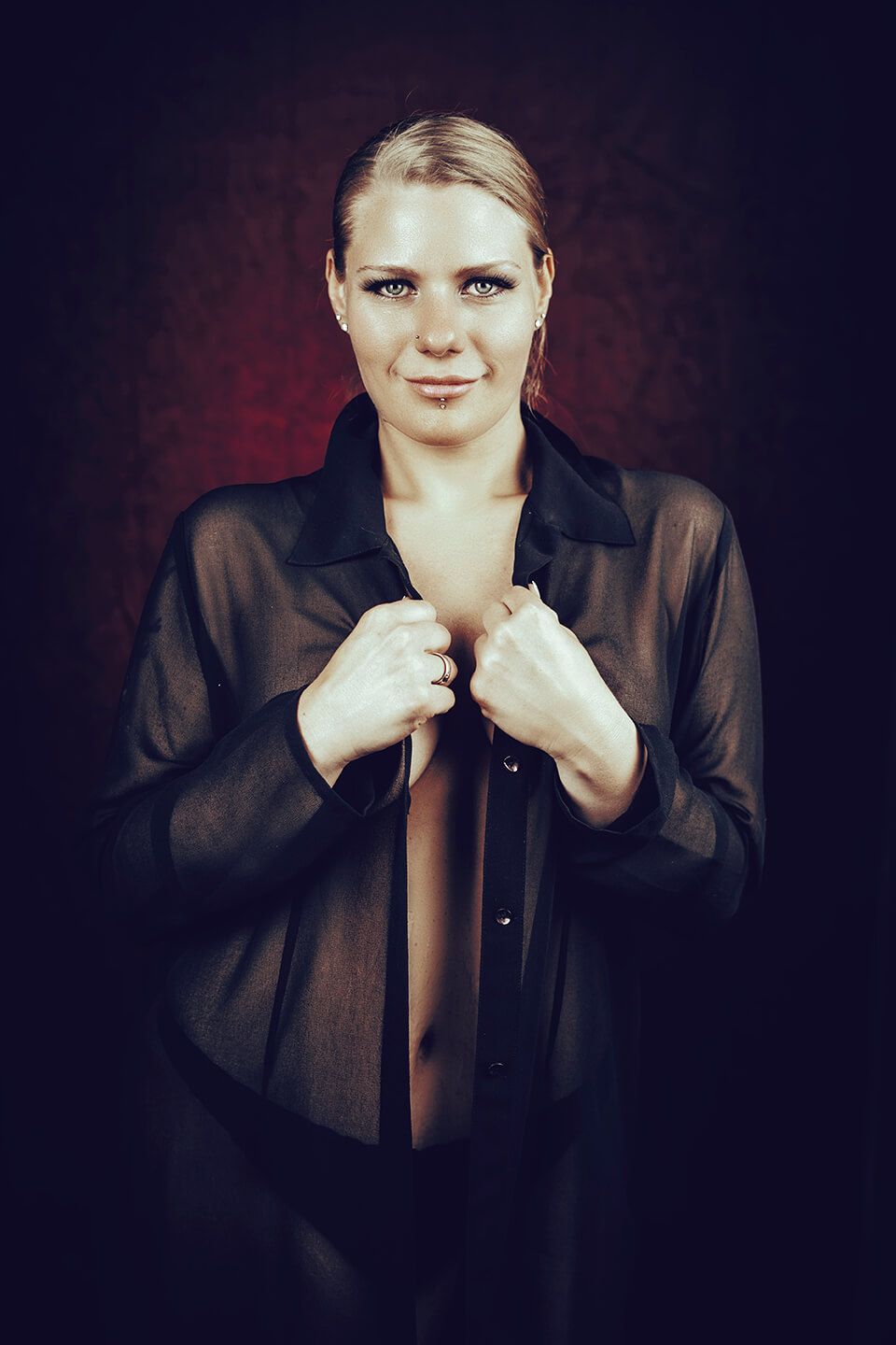 Sensuel posering fra en boudoirfotografering af professionel boudoirfotograf i Aalborg.