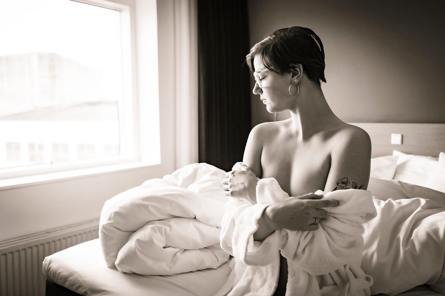 Boudoir portræt i Aalborg i sort-hvid med æstetisk og rolig stemning.