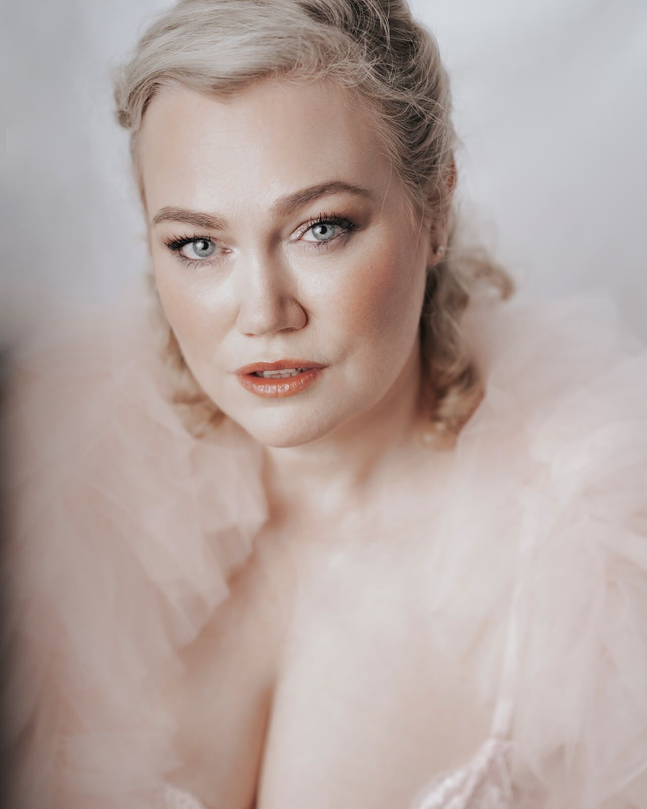 Fotograf Aalborg boudoir nærbillede af kvinde med smukt blik og blød lyssætning.