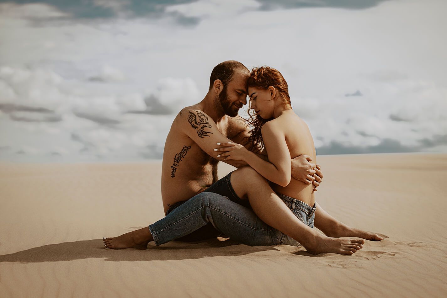 Sensuelle parbilleder i Nordjylland – naturlig parfotografering på lokation.