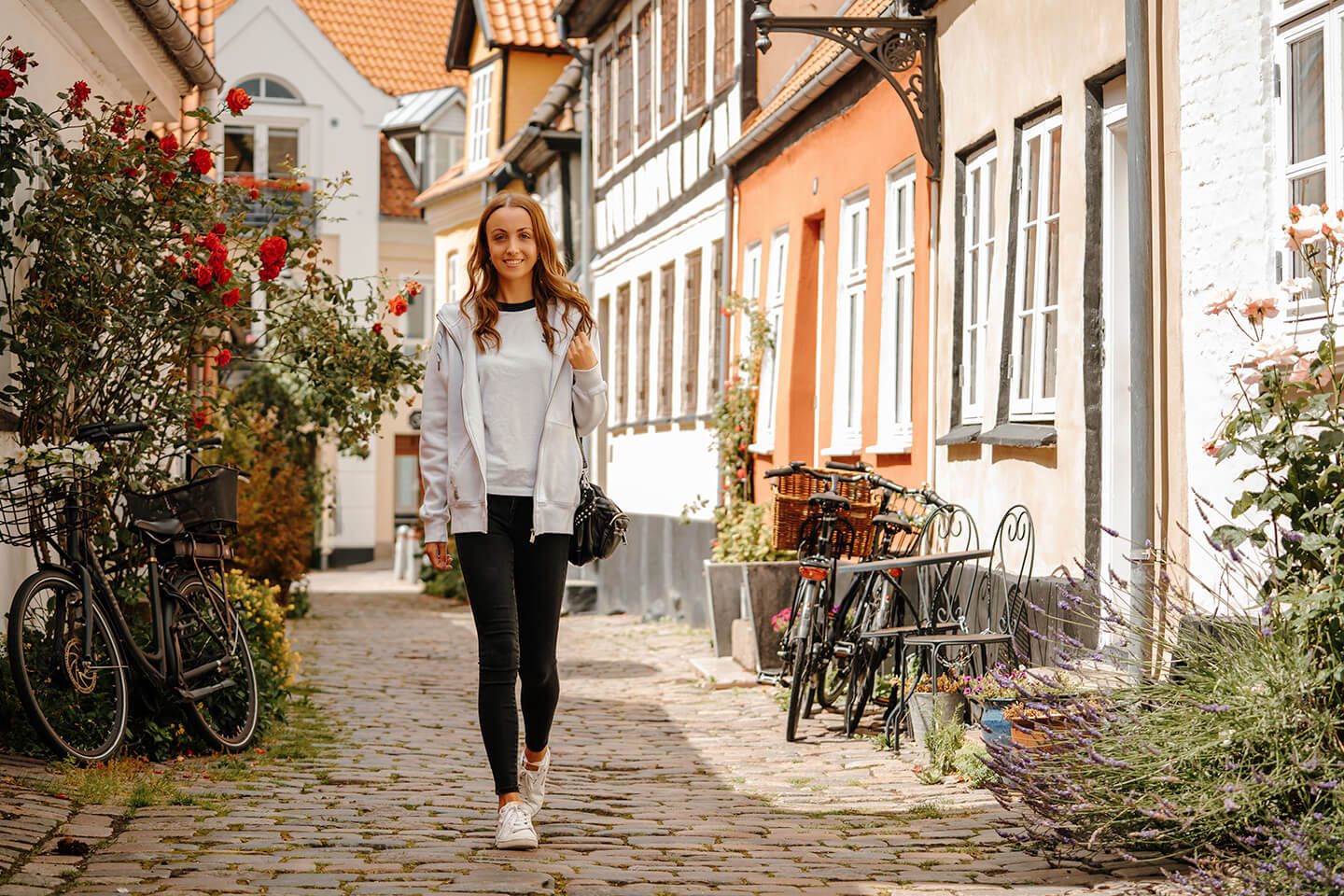 Portrætbillede i Aalborg bymiljø ved Hjelmerstald med naturligt lys og autentisk udtryk.