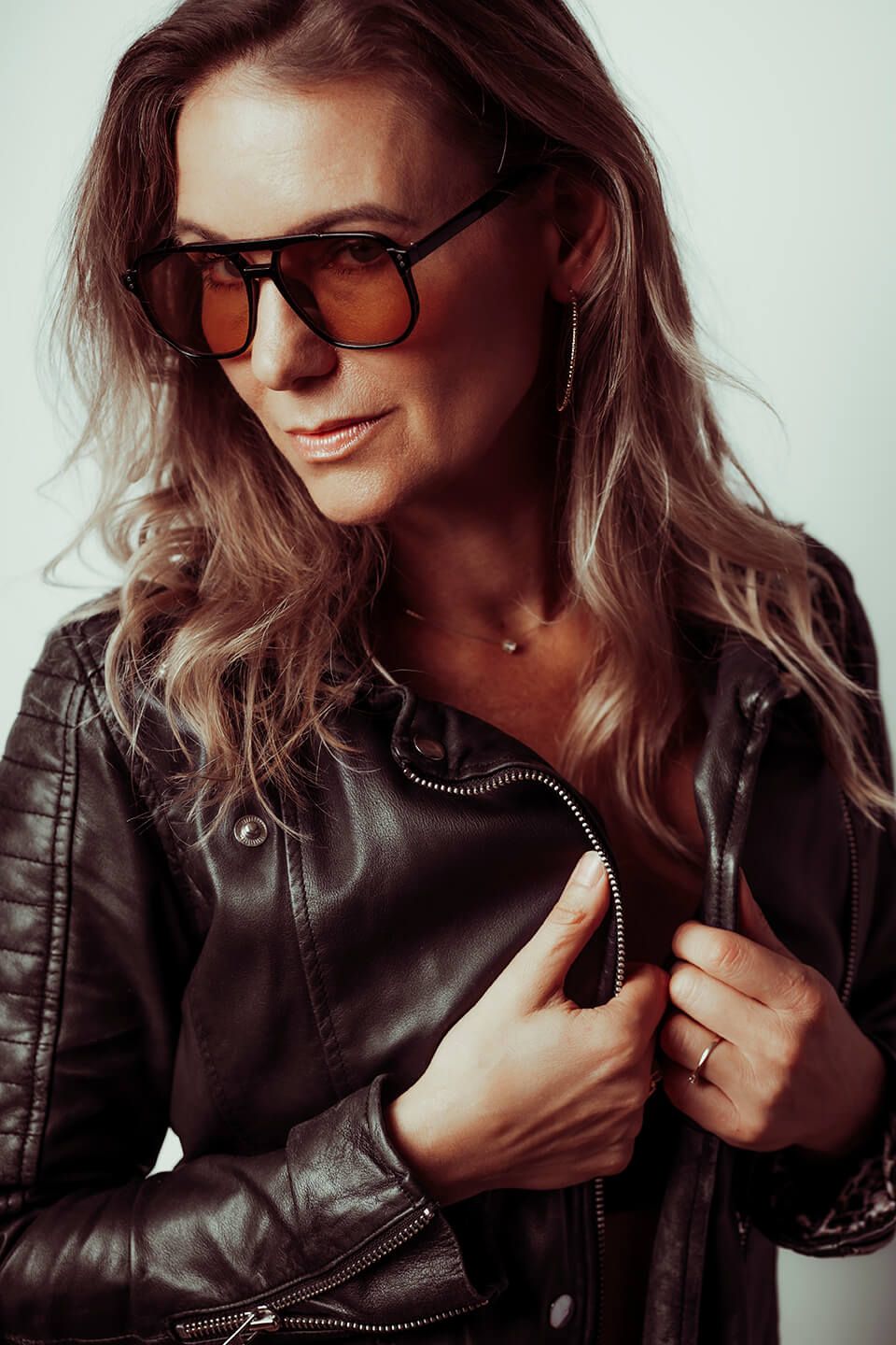 Sandra Stahrenberg  i læderjakke og undertøj – boudoirfotograf i Aalborg med fokus på styrke og ro.