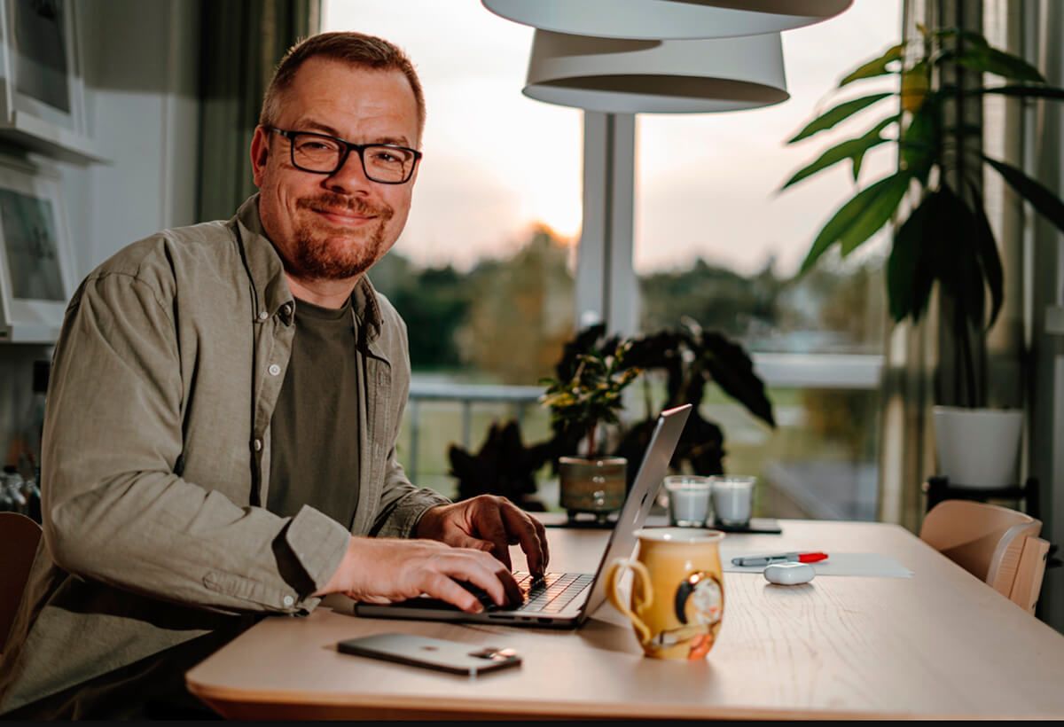 Portræt af fotograf i Aalborg, Jesper Johansen. JOEhansenFOTO.