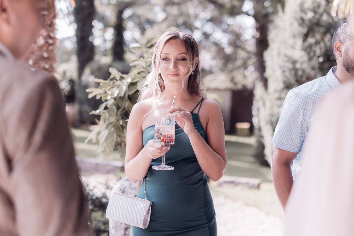 Hochzeitsgast mit Drink beim Empfang, entspannte Stimmung bei einer Hochzeit auf dem Morrhof.