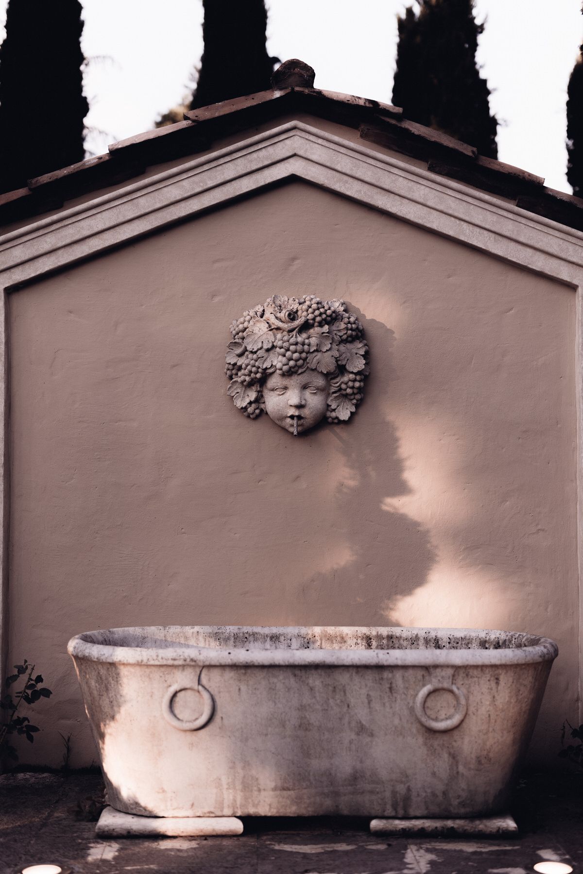 Detail der Hochzeitslocation Morrhof, elegante Architektur und ruhige Atmosphäre vor der Feier.
