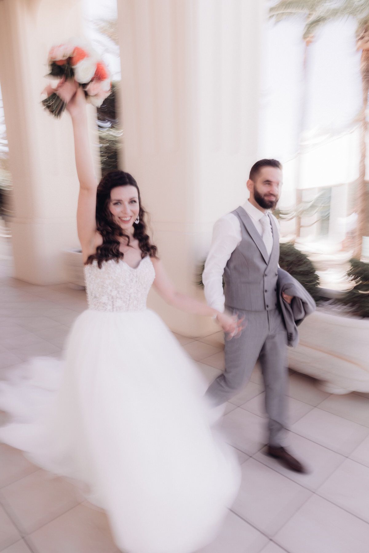 Brautpaar feiert ausgelassen nach der Trauung, emotionale Hochzeit in Valencia.