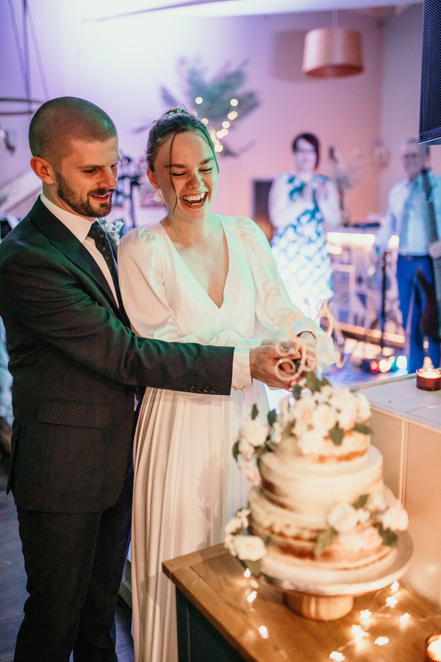 cornwall wedding photographer cake cutting
