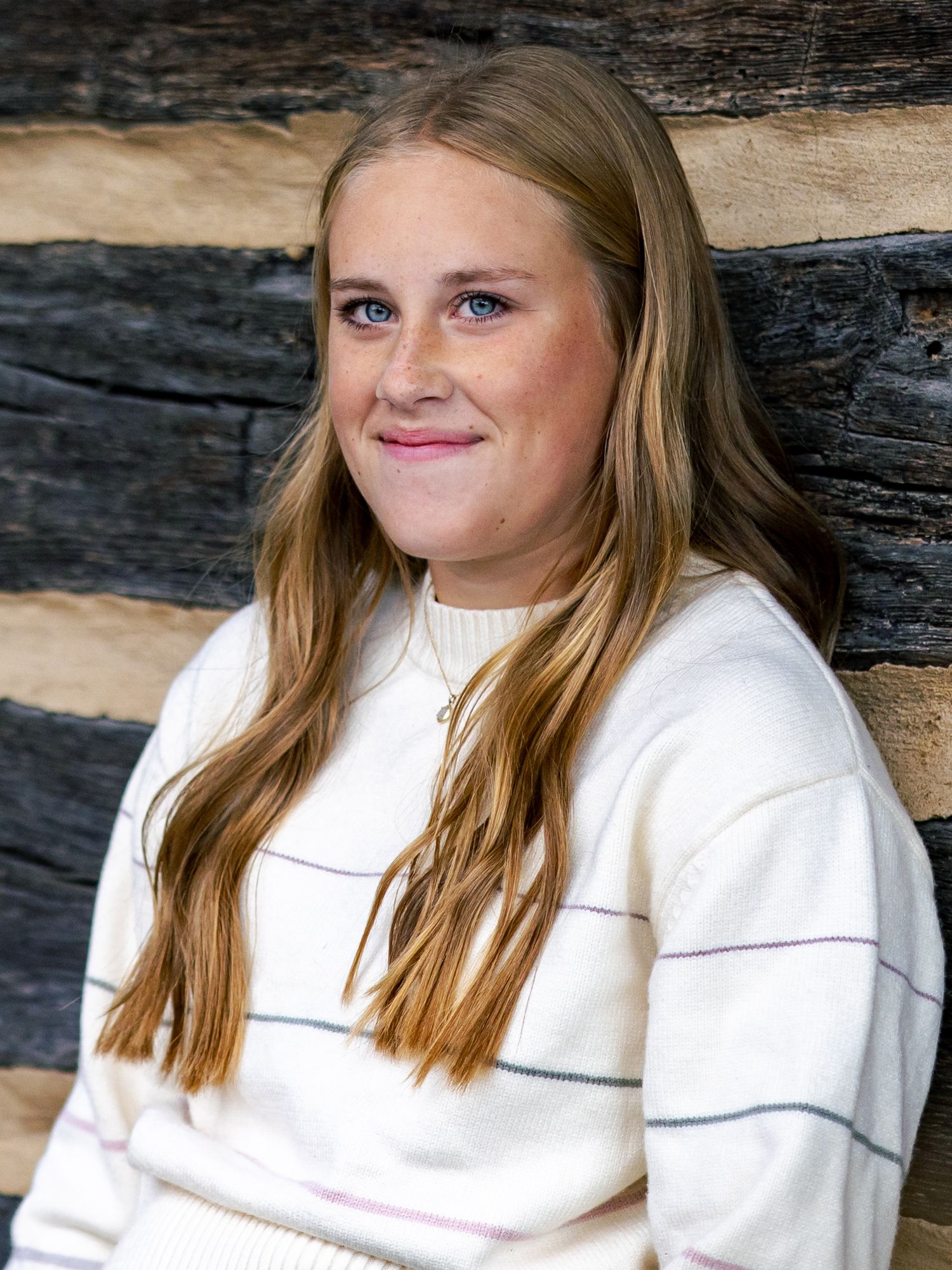 senior girl portrait with wood texture backdrop