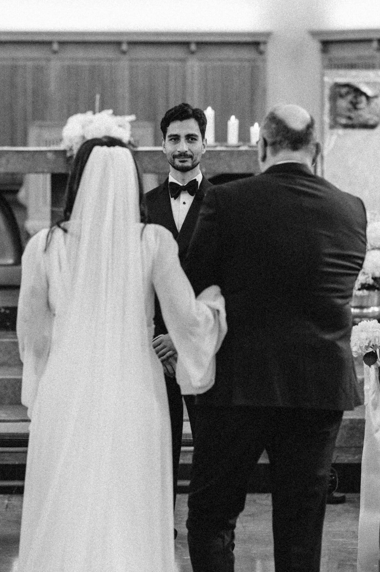 Hochzeitsfotografie Zürich Einzug Braut und Brautvater in Kirche