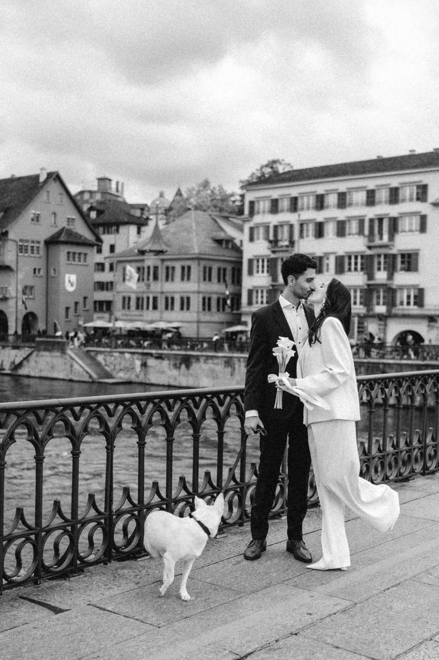 Hochzeitsfotografie Zürich Hund Portrait Braut und Bräutigam mit Hund auf Brücke vor Standesamt Zürich