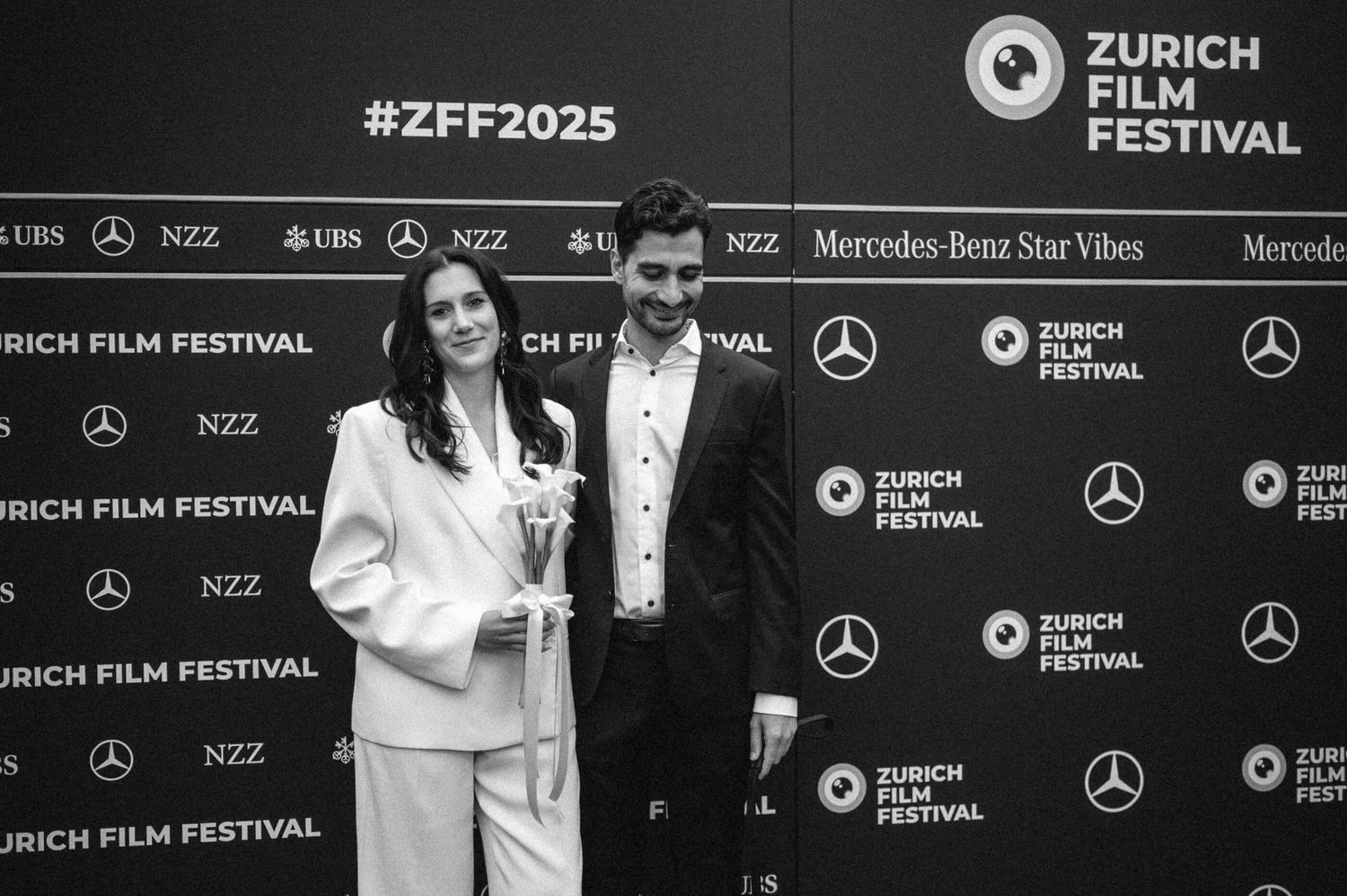 Hochzeitsfotografie Zürich Hund Portrait Braut und Bräutigam mit Hund Zürich Filmfestival