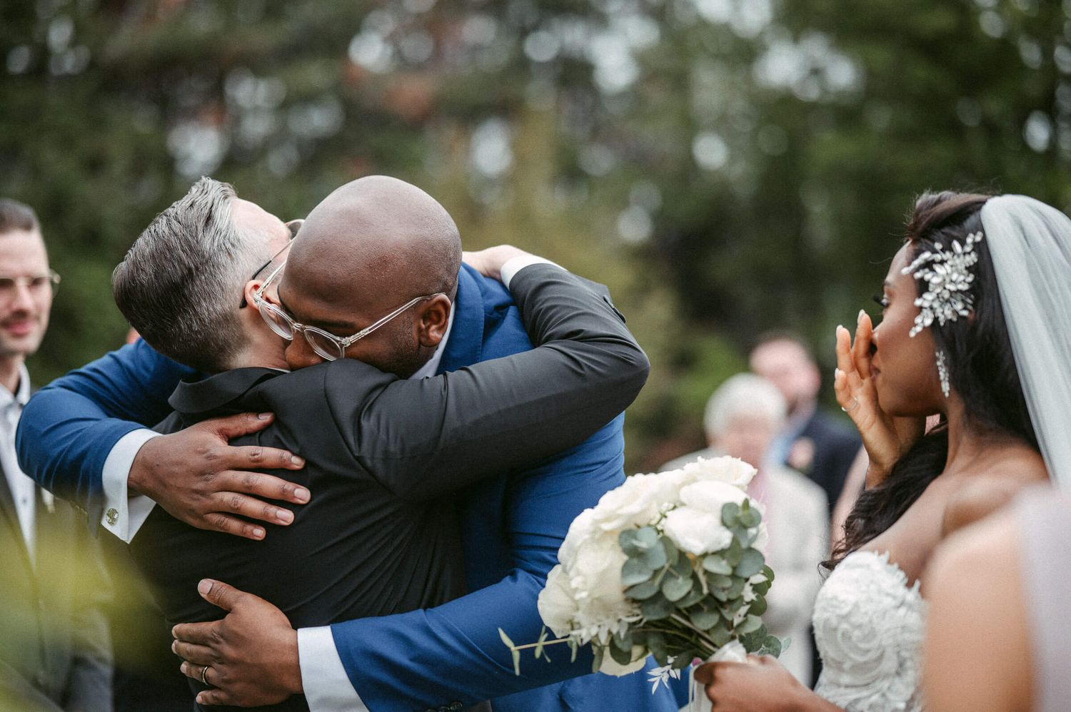 Hochzeitsfotografie Italien Portrait Braut und Bräutigam im Garten Umarmung