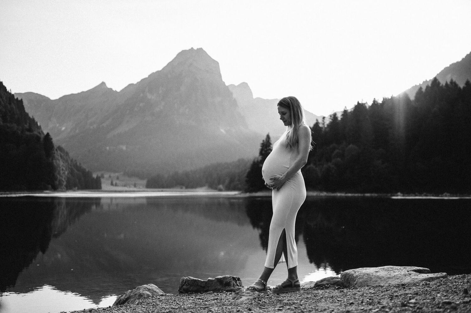 Schwangerschaftsfotografie Schweiz Bergsee Portrait schwangere Frau bei Sonnenuntergang