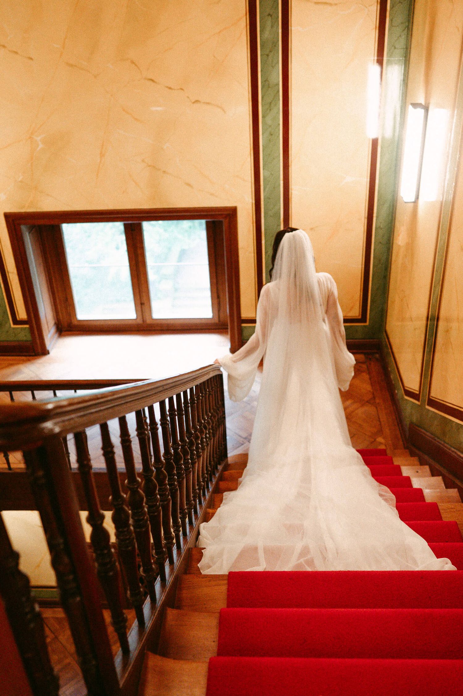 Hochzeitsfotografie Zürich Portrait Braut auf der Treppe First Look mit Bräutigam