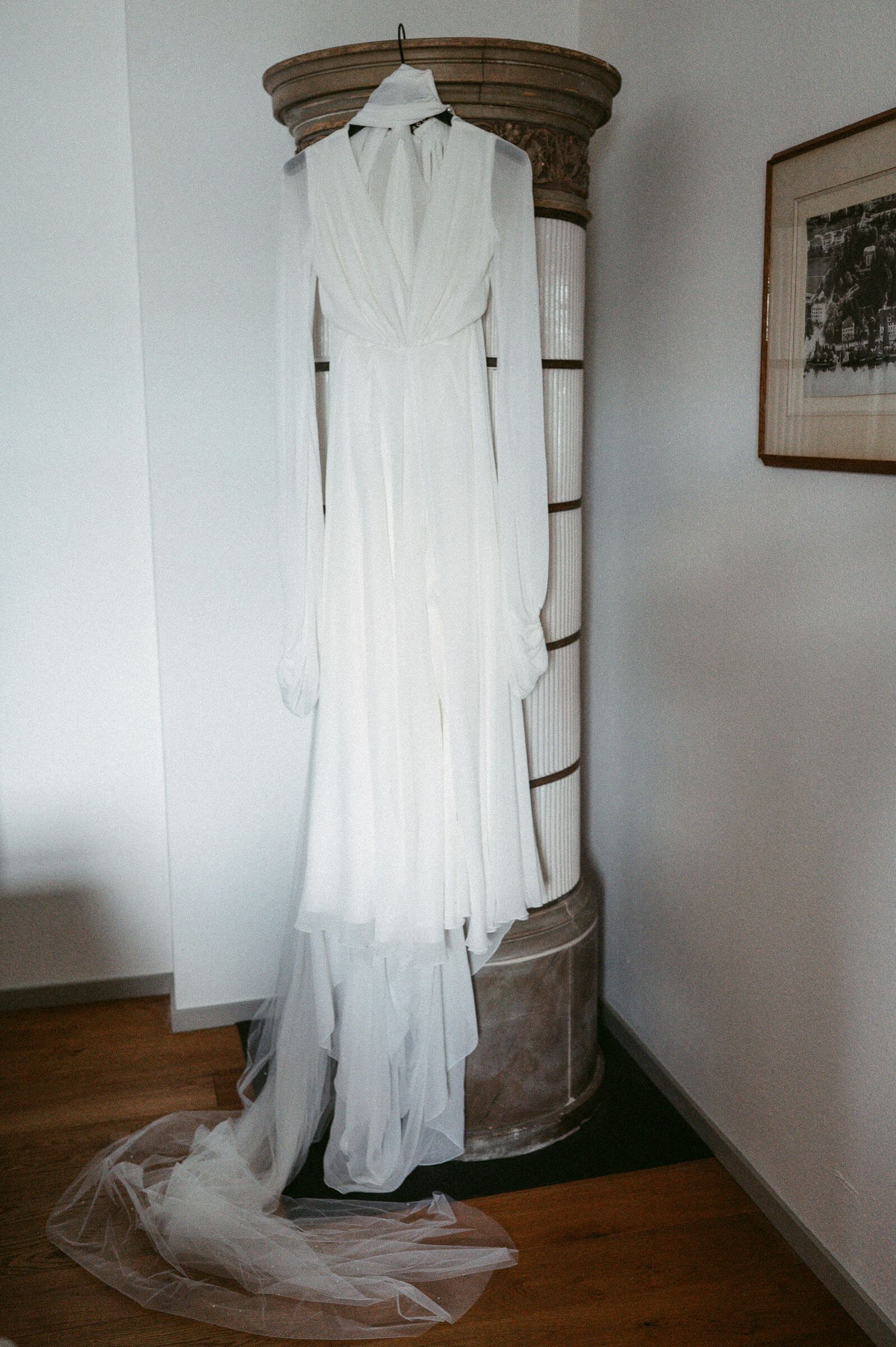 Hochzeitsfotografie Zürich Getting Ready Braut Hochzeitskleid an Ofen