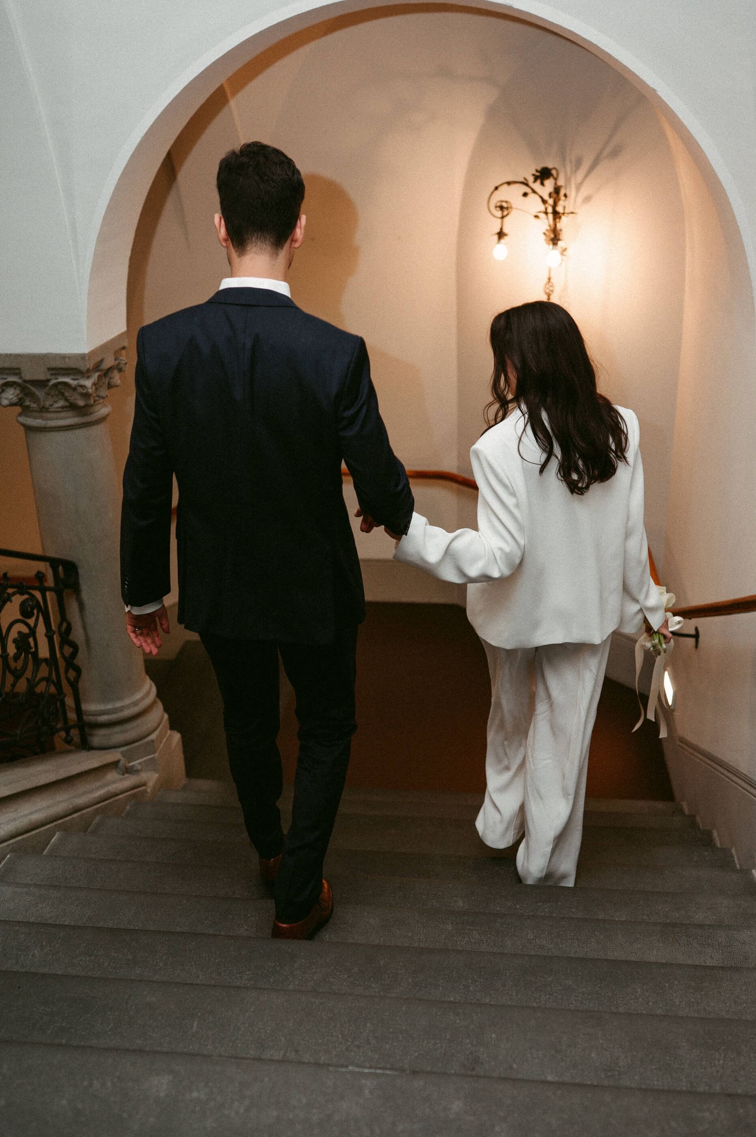 Hochzeitsfotografie Zürich Standesamt Zürich Brautpaar Treppe