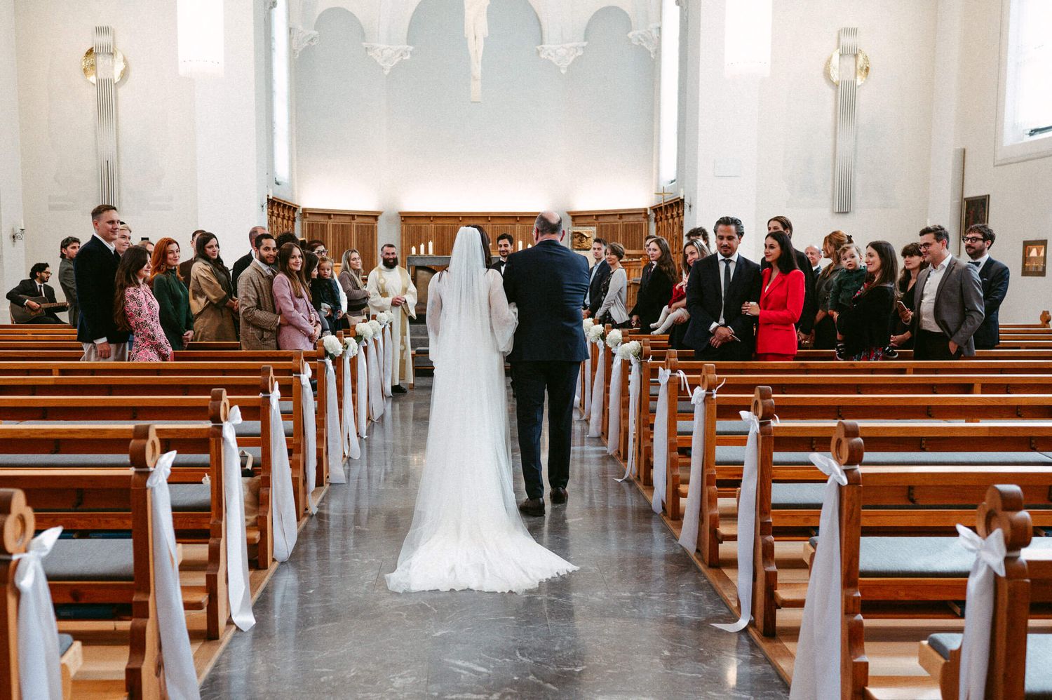 Hochzeitsfotografie Zürich Einzug Braut und Brautvater in Kirche
