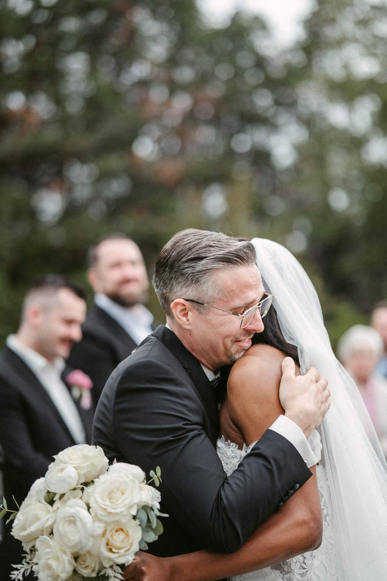 Hochzeitsfotografie Italien Portrait Braut und Bräutigam im Garten Umarmung Jawort