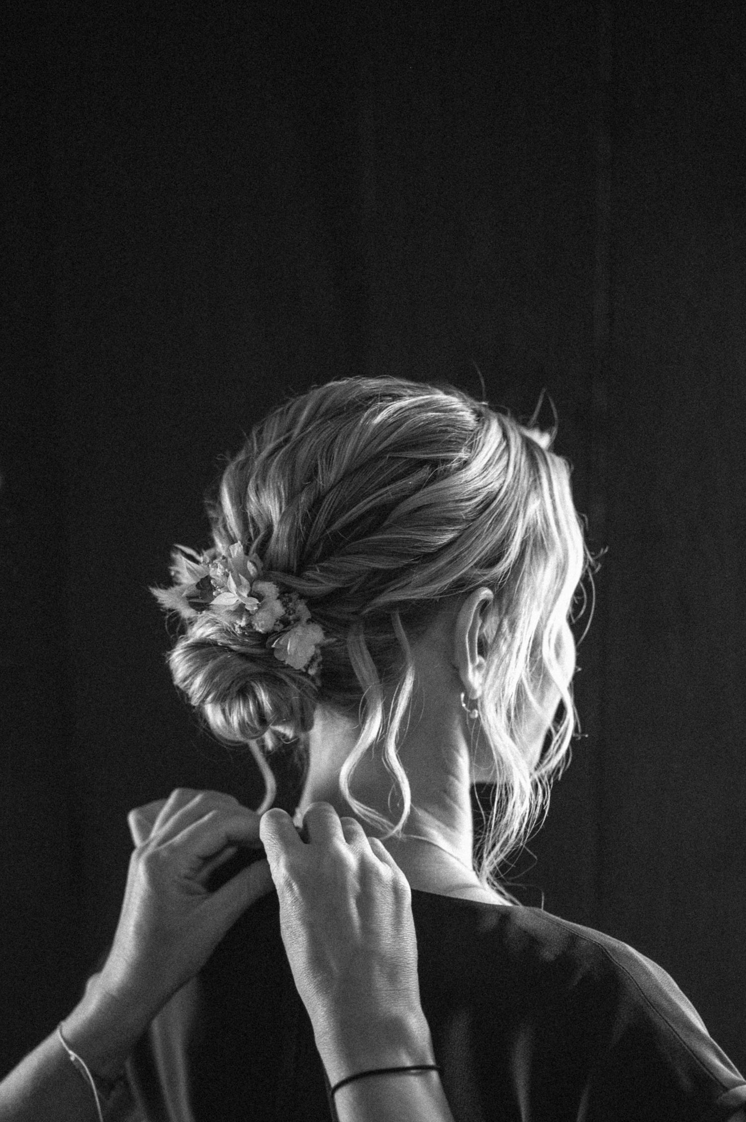 Hochzeitsfotografie Schwarzwald Braut im Brautkleid Getting Ready