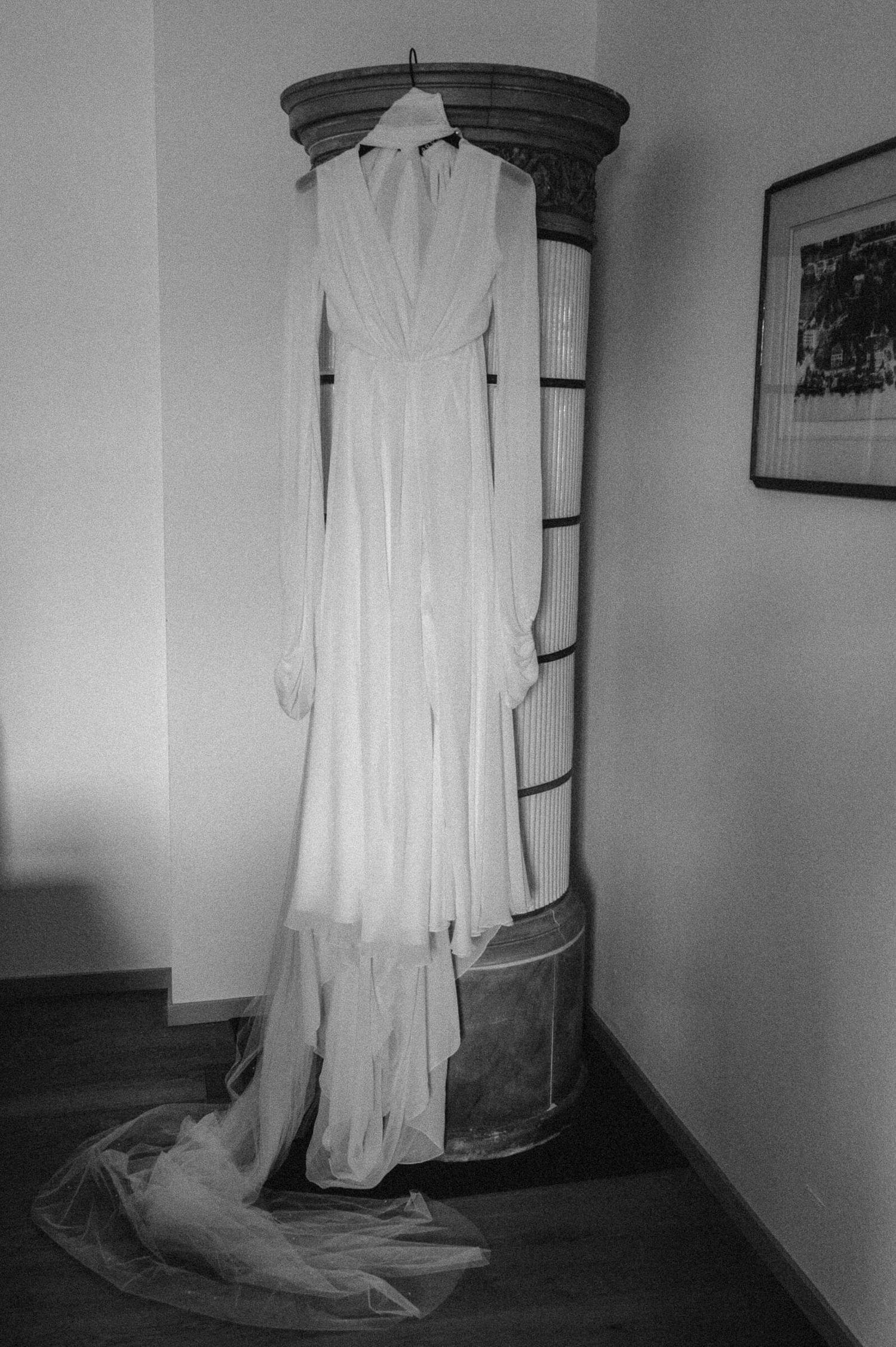 Hochzeitsfotografie Zürich Getting Ready Braut Hochzeitskleid an Ofen