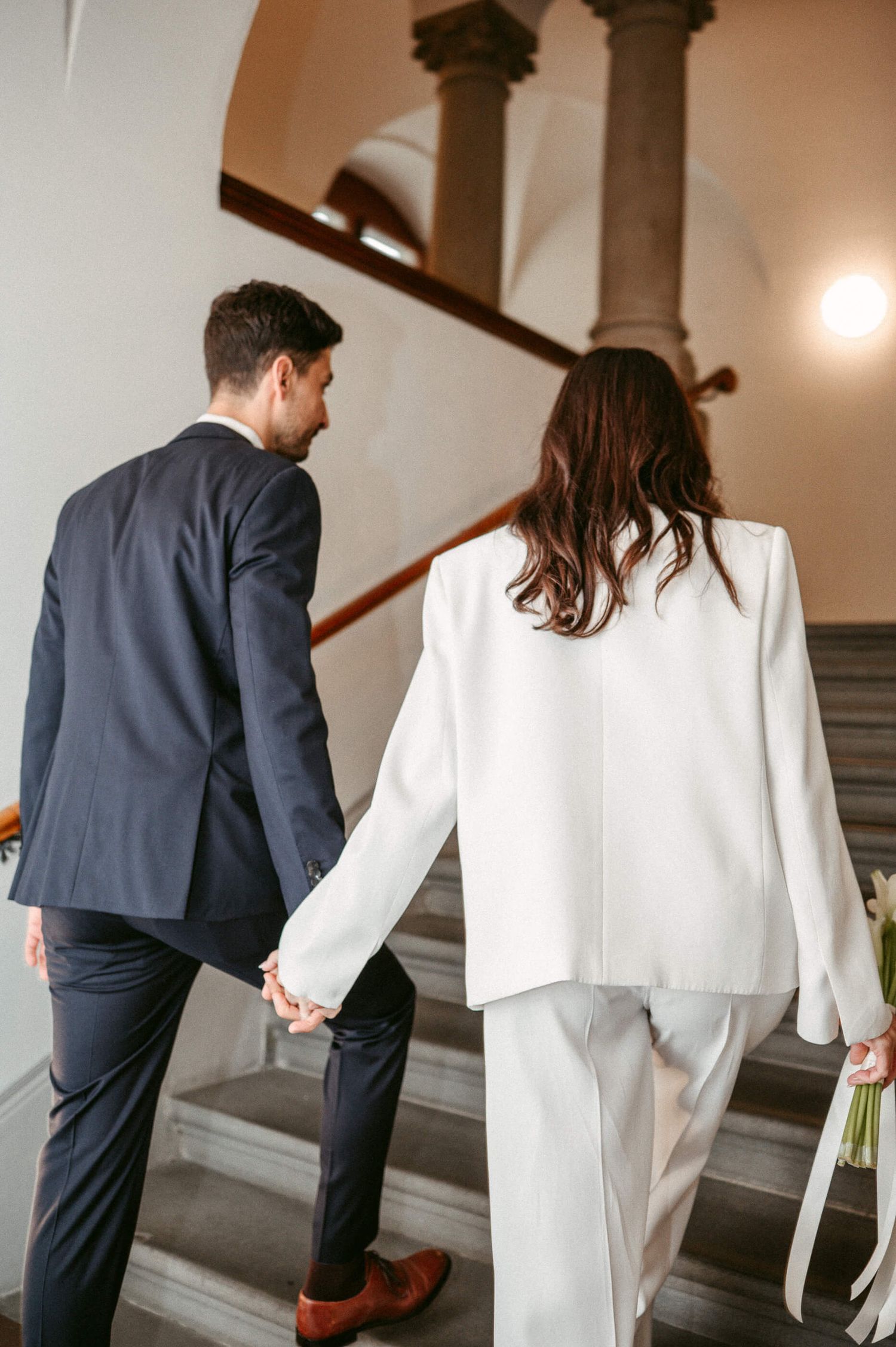 Hochzeitsfotografie Zürich Standesamt Zürich Brautpaar Treppe