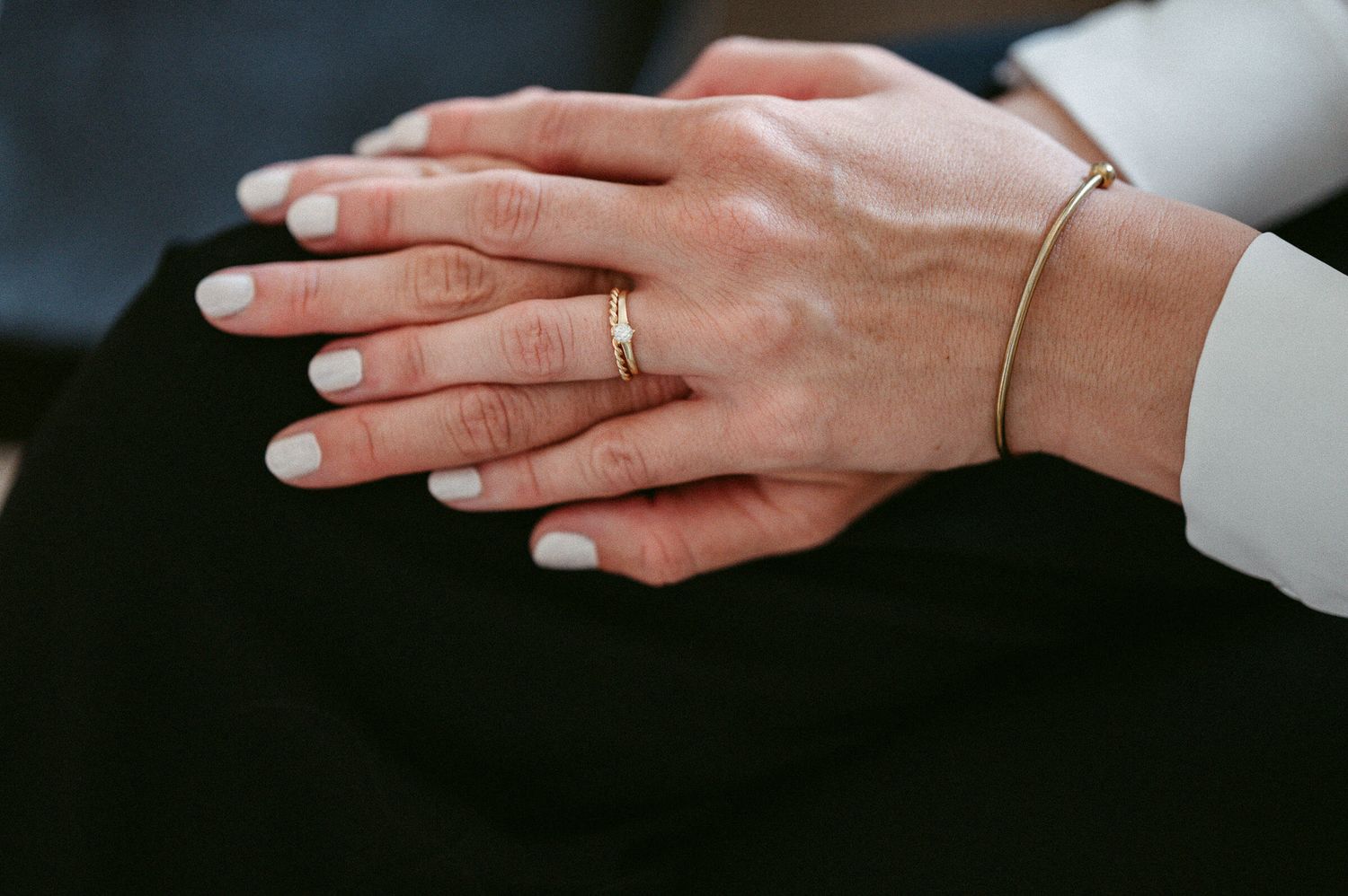 Hochzeitsfotografie Brautpaar Portrait Hand der Braut mit Ehering