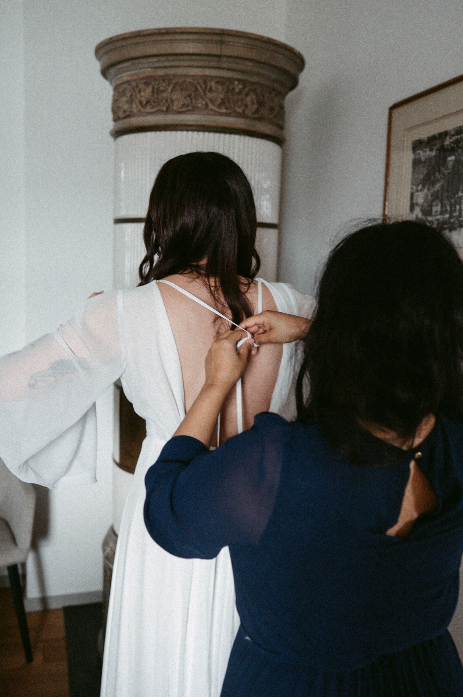 Hochzeitsfotografie Zürich Getting Ready Braut mit Trauzeugin