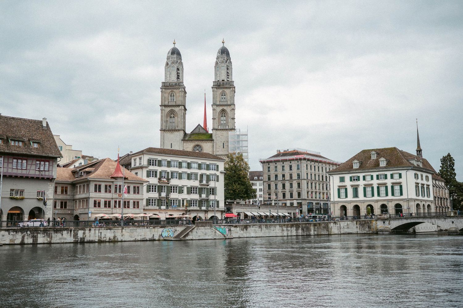 Hochzeitsfotografie Zürich Blick auf Limmat