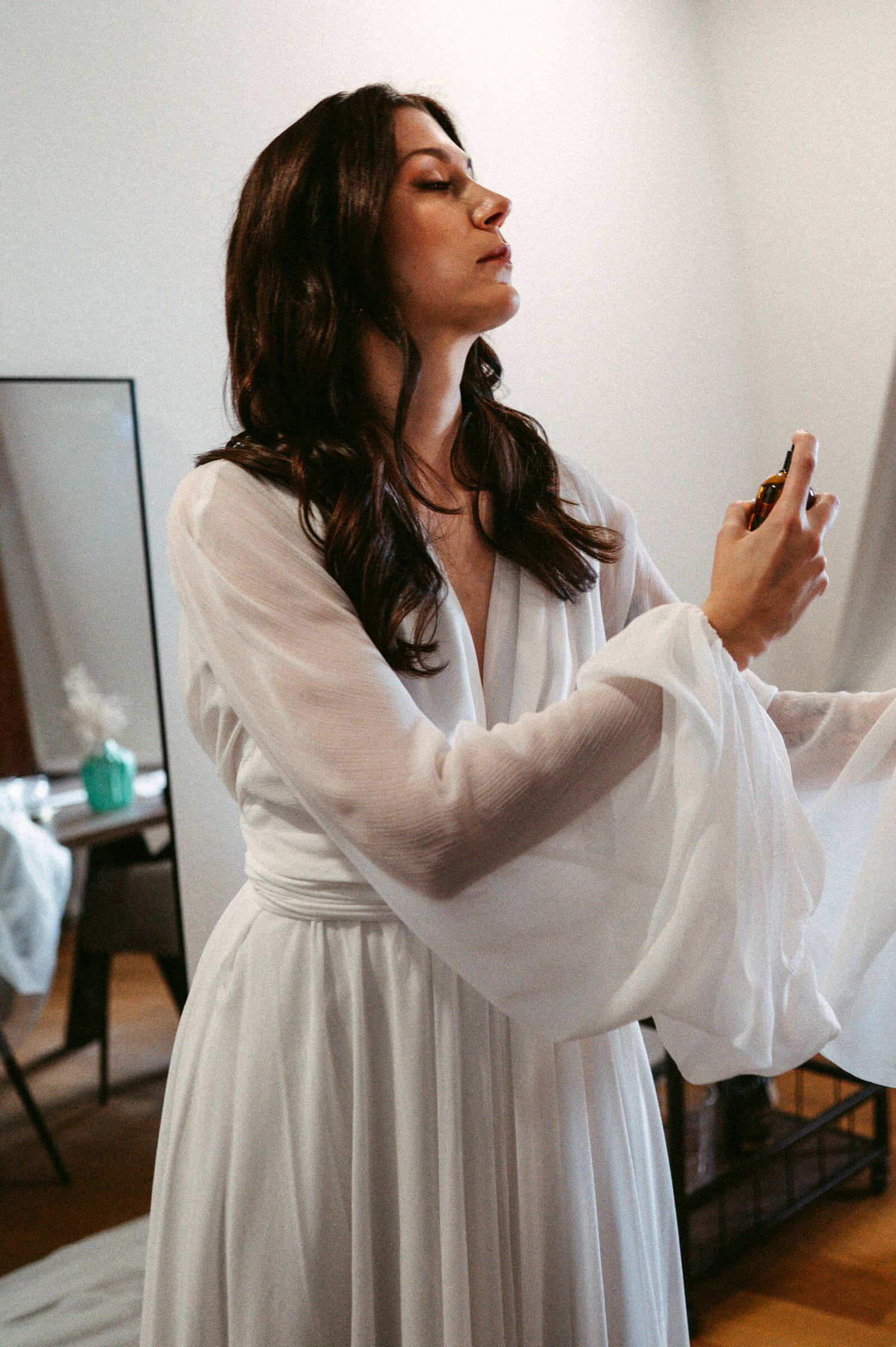 Hochzeitsfotografie Zürich Getting Ready Braut mit Parfüm