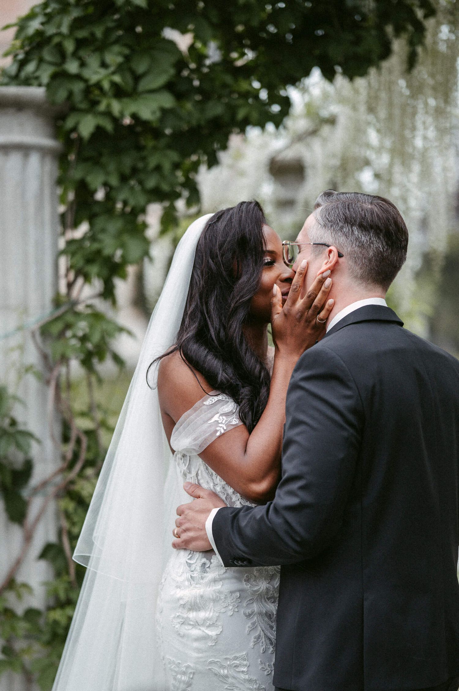 Hochzeitsfotografie Italien Portrait Braut und Bräutigam im Garten Kuss Jawort