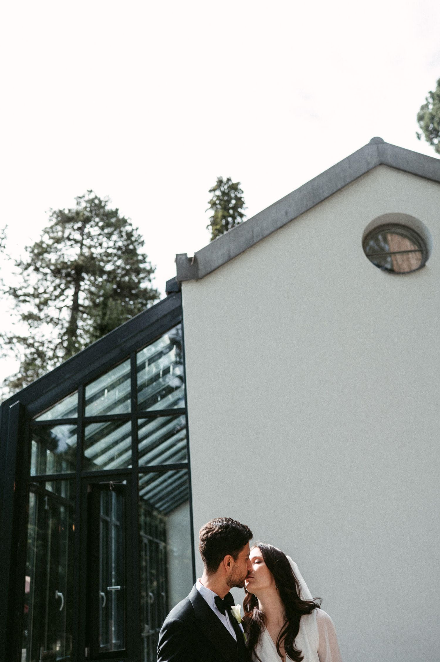 Hochzeitsfotografie Zürich Portrait Bräutigam und Braut Kuss