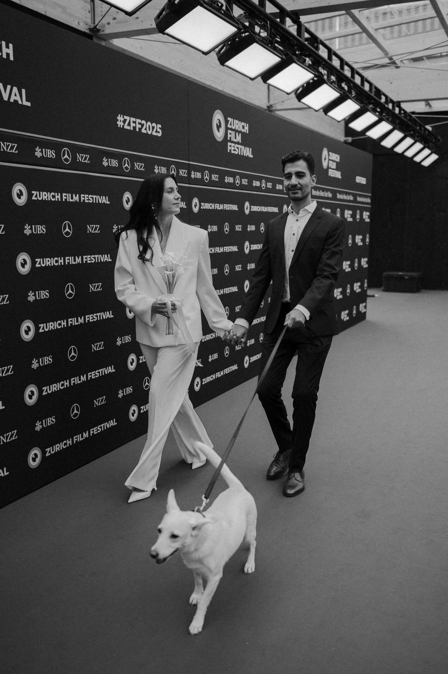 Hochzeitsfotografie Zürich Hund Portrait Braut und Bräutigam mit Hund Zürich Filmfestival