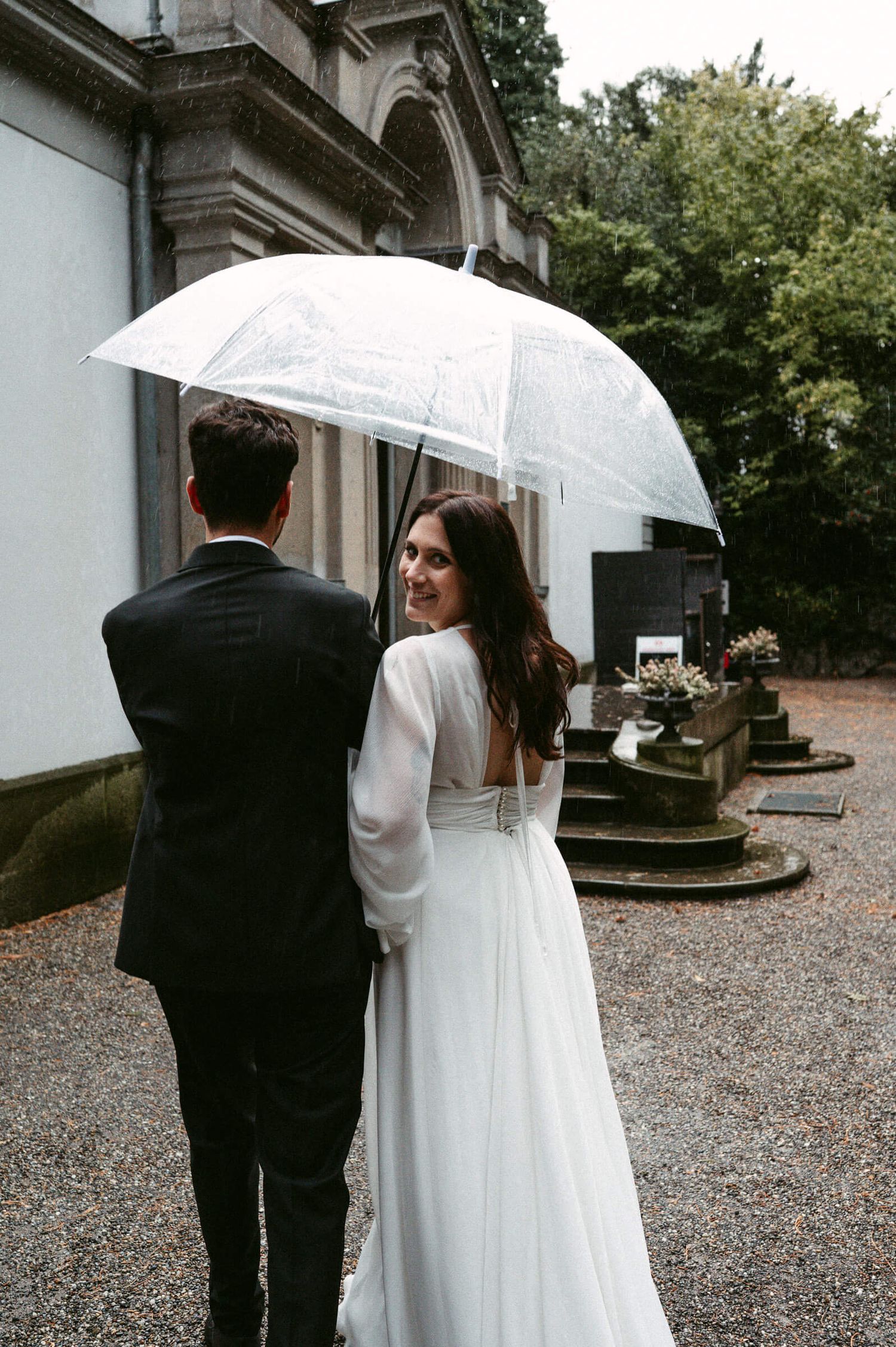 Hochzeitsfotografie Zürich Brautpaar mit Regenschirm