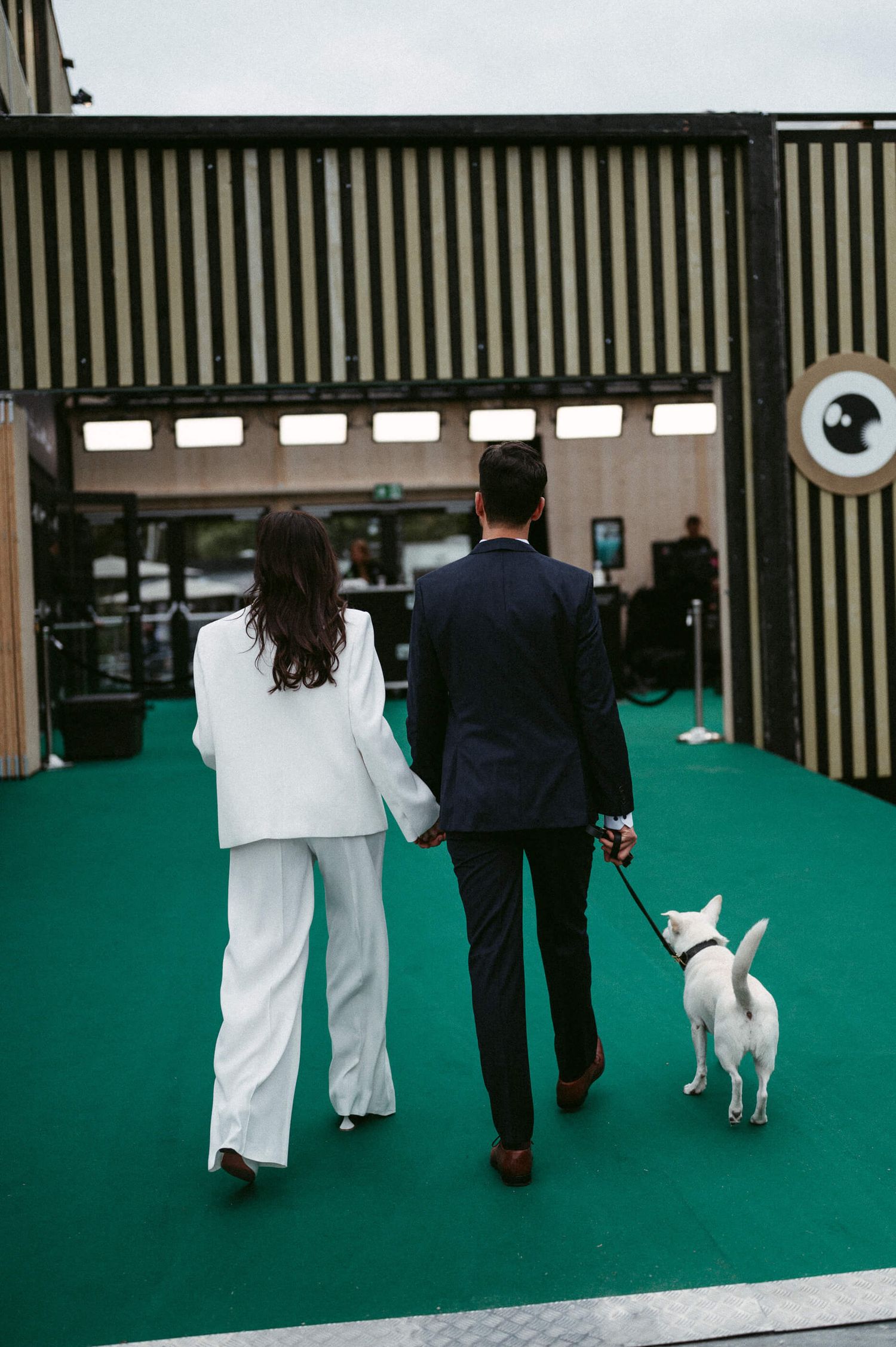 Hochzeitsfotografie Zürich Hund Portrait Braut und Bräutigam mit Hund Zürich Filmfestival