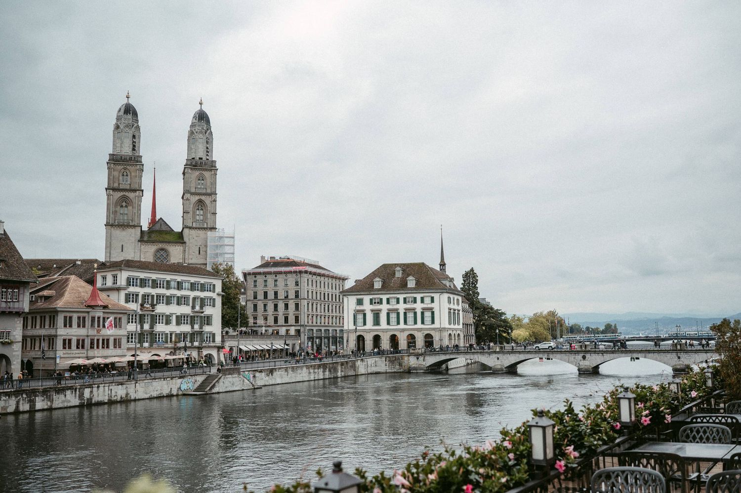 Hochzeitsfotografie Zürich Blick auf Limmat