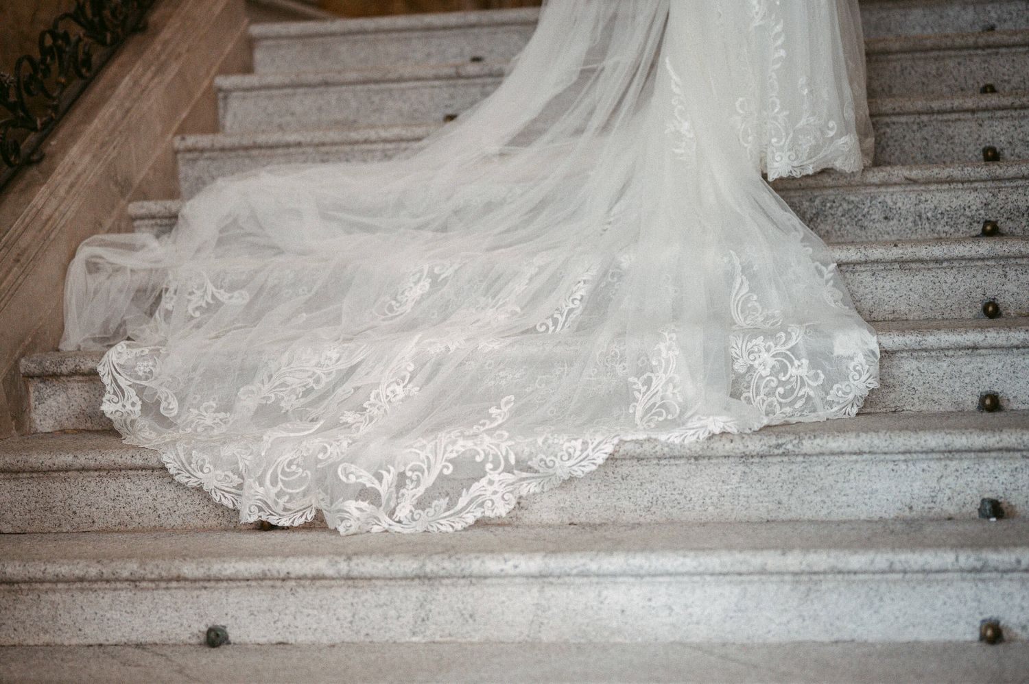 Hochzeitsfotografie Brautkleid Italien auf Treppe