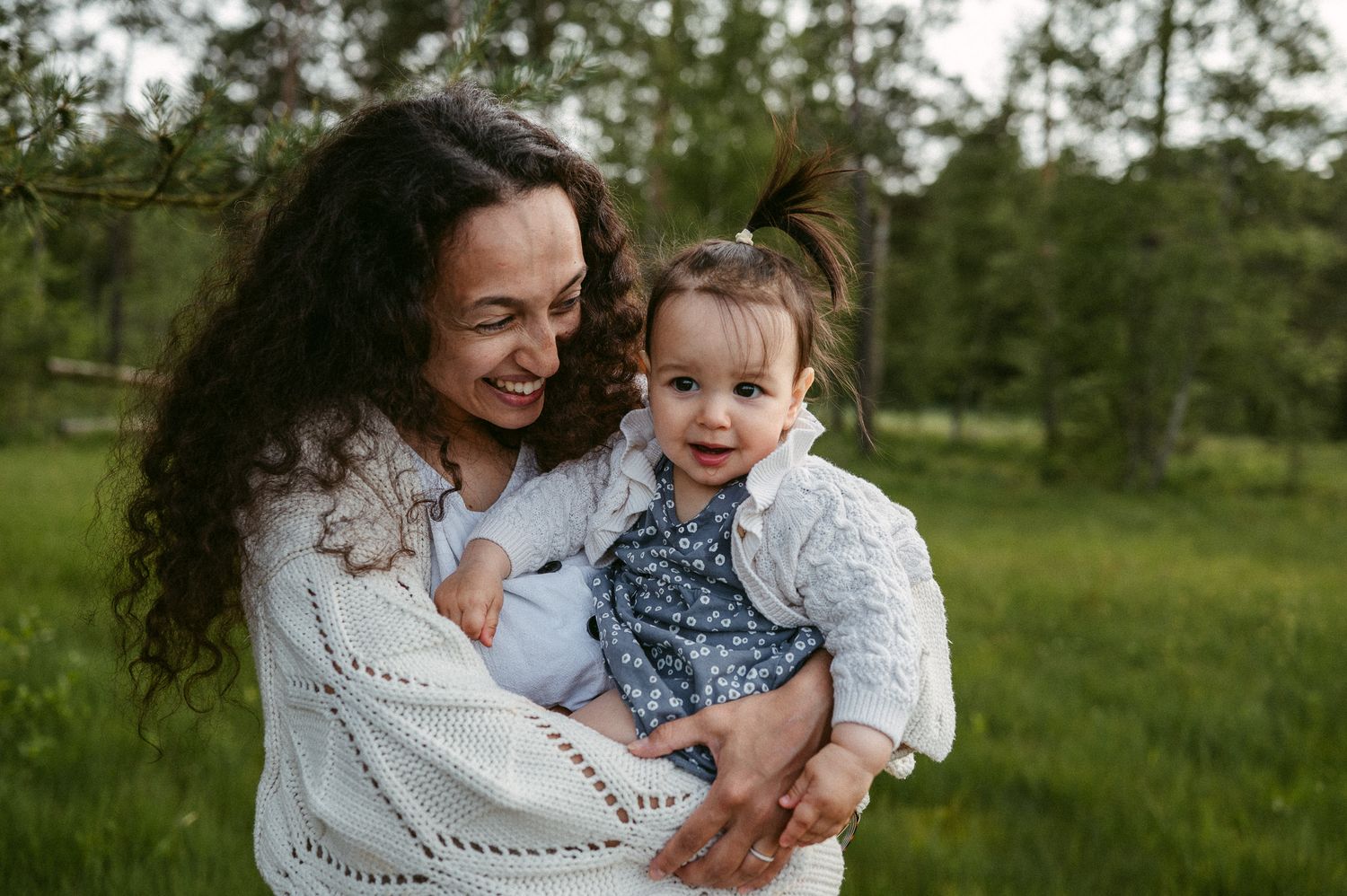 Familienfotografie Zürich Mutter und Kind in Natur