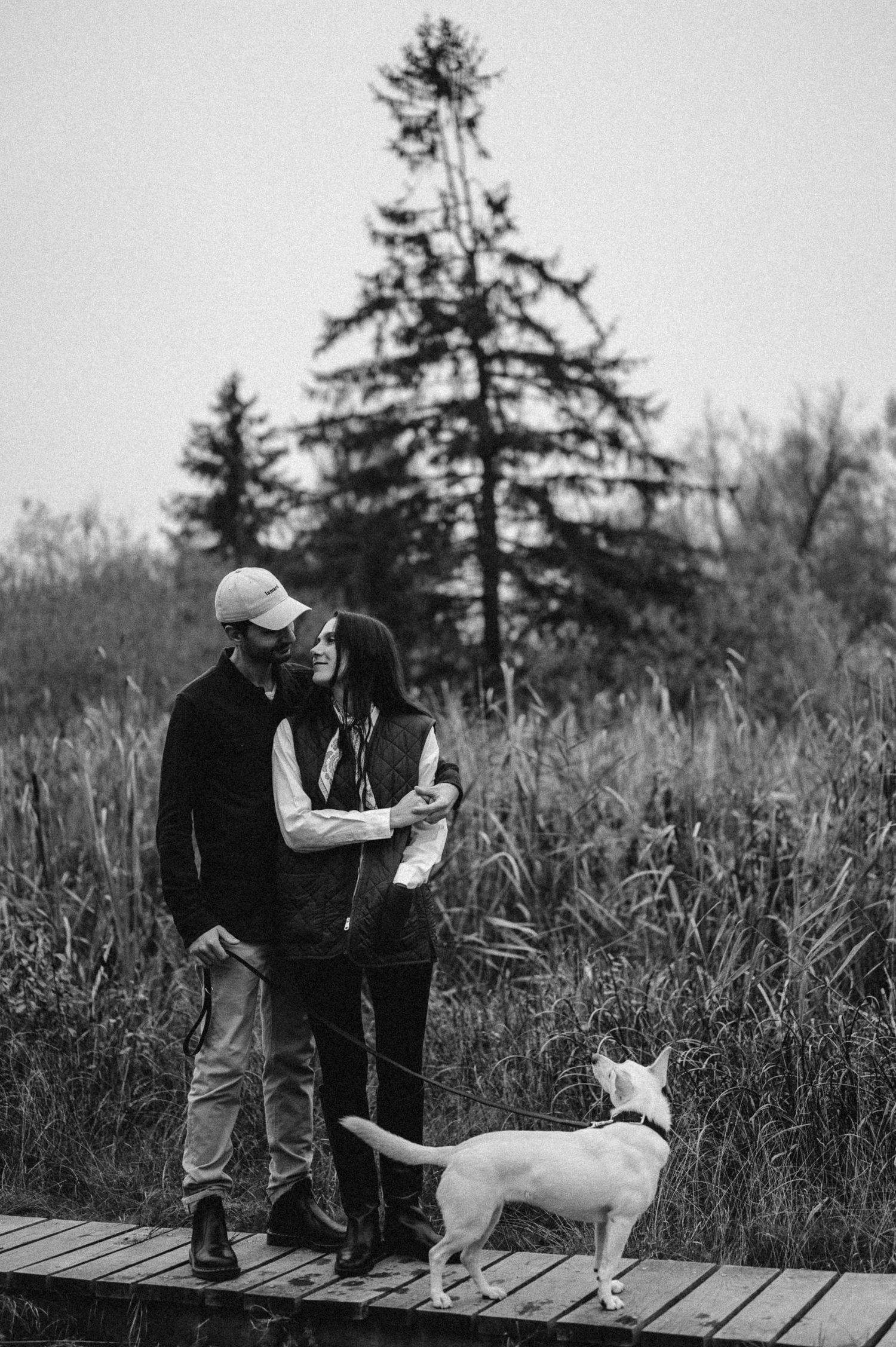 Paarfotografie Zürich Paar Umarmung mit Hund