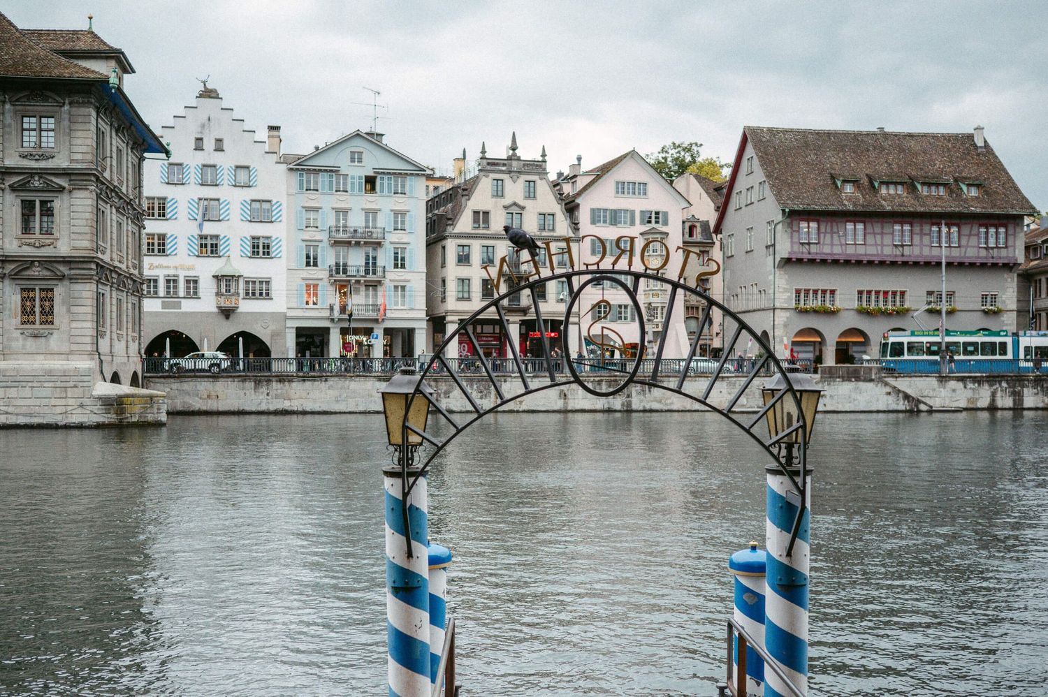 Hochzeitsfotografie Zürich Blick auf Limmat