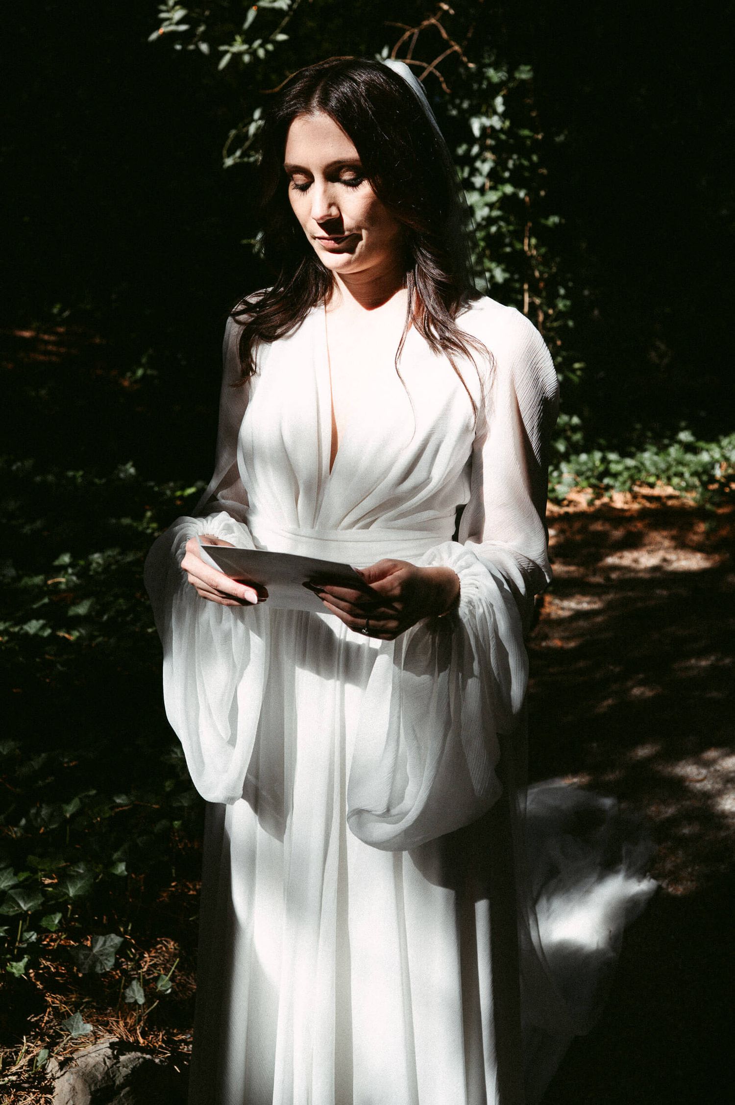 Hochzeitsfotografie Zürich Portrait Braut beim Ehegelübde im Garten