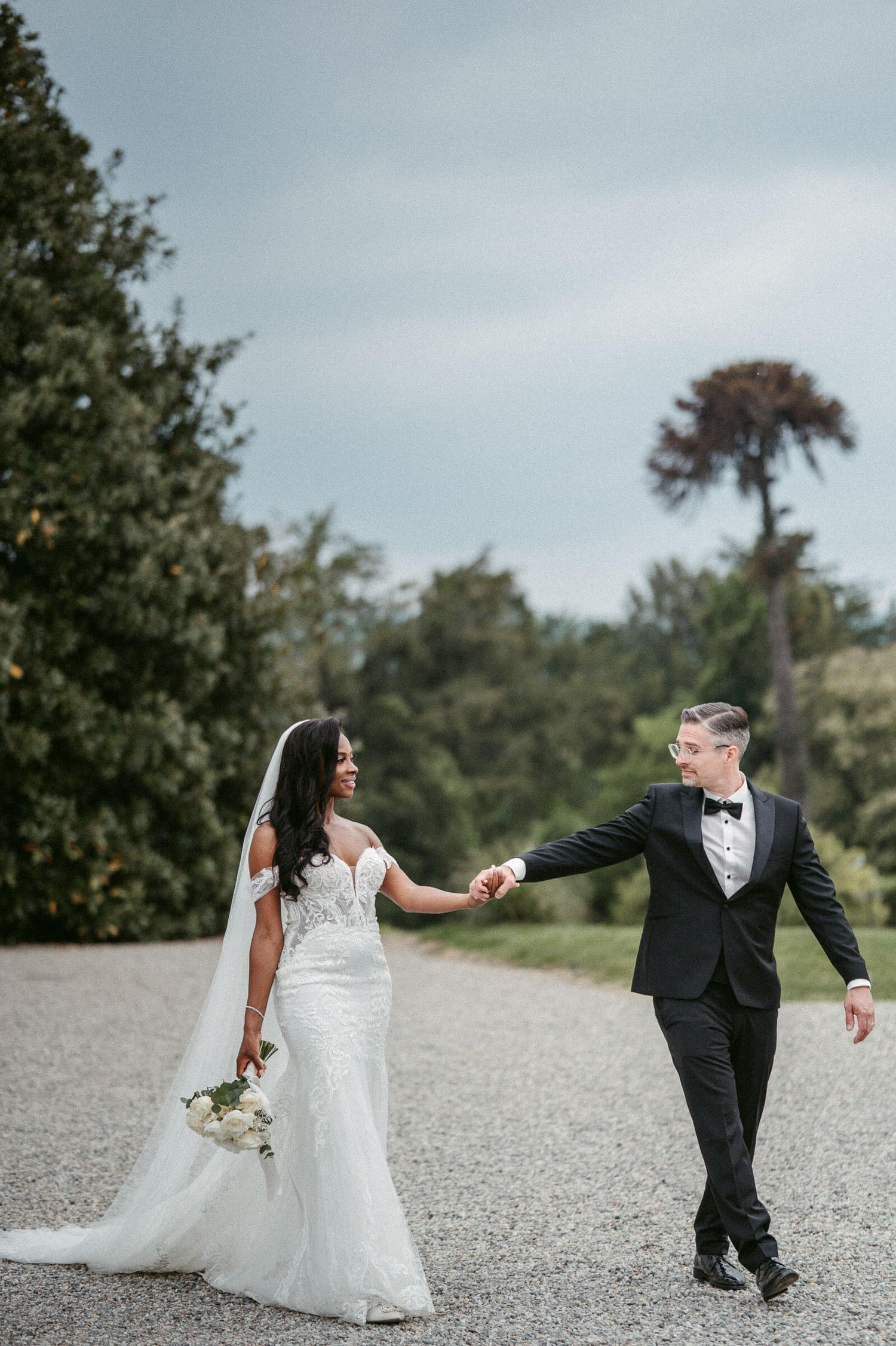 Hochzeitsfotografie Italien Portrait Braut und Bräutigam im Garten